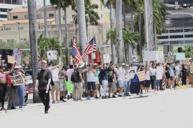 14 Haziran 2025, Miami, Florida, ABD: Miami 'deki Bisscayne Bulvarı' nda birçok anti-koz protestocusu bize karşı protesto gösterisi düzenledi, Donald Trump 'ın göçmenlik politikaları, otoriterciliği (niyi fote / the enews2)