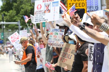 14 Haziran 2025, Miami, Florida, ABD: Miami 'deki Bisscayne Bulvarı' nda birçok anti-koz protestocusu bize karşı protesto gösterisi düzenledi, Donald Trump 'ın göçmenlik politikaları, otoriterciliği (niyi fote / the enews2)