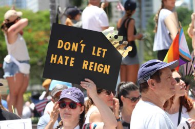 14 Haziran 2025, Miami, Florida, ABD: Miami 'deki Bisscayne Bulvarı' nda birçok anti-koz protestocusu bize karşı protesto gösterisi düzenledi, Donald Trump 'ın göçmenlik politikaları, otoriterciliği (niyi fote / the enews2)
