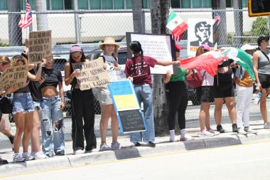 14 Haziran 2025, Miami, Florida, ABD: Miami 'deki Bisscayne Bulvarı' nda birçok anti-koz protestocusu bize karşı protesto gösterisi düzenledi, Donald Trump 'ın göçmenlik politikaları, otoriterciliği (niyi fote / the enews2)
