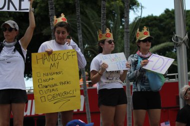 14 Haziran 2025, Miami, Florida, ABD: Miami 'deki Bisscayne Bulvarı' nda birçok anti-koz protestocusu bize karşı protesto gösterisi düzenledi, Donald Trump 'ın göçmenlik politikaları, otoriterciliği (niyi fote / the enews2)