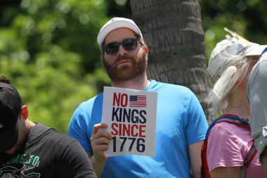 14 Haziran 2025, Miami, Florida, ABD: Miami 'deki Bisscayne Bulvarı' nda birçok anti-koz protestocusu bize karşı protesto gösterisi düzenledi, Donald Trump 'ın göçmenlik politikaları, otoriterciliği (niyi fote / the enews2)