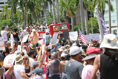 14 Haziran 2025, Miami, Florida, ABD: Miami 'deki Bisscayne Bulvarı' nda birçok anti-koz protestocusu bize karşı protesto gösterisi düzenledi, Donald Trump 'ın göçmenlik politikaları, otoriterciliği (niyi fote / the enews2)