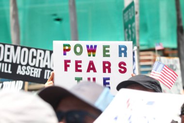 14 Haziran 2025, Miami, Florida, ABD: Miami 'deki Bisscayne Bulvarı' nda birçok anti-koz protestocusu bize karşı protesto gösterisi düzenledi, Donald Trump 'ın göçmenlik politikaları, otoriterciliği (niyi fote / the enews2)