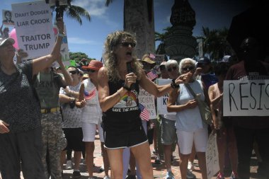 14 Haziran 2025, Miami, Florida, ABD: Miami 'deki Bisscayne Bulvarı' nda birçok anti-koz protestocusu bize karşı protesto gösterisi düzenledi, Donald Trump 'ın göçmenlik politikaları, otoriterciliği (niyi fote / the enews2)