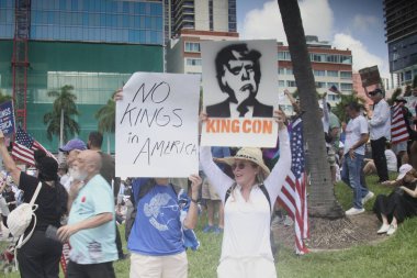 14 Haziran 2025, Miami, Florida, ABD: Miami 'deki Bisscayne Bulvarı' nda birçok anti-koz protestocusu bize karşı protesto gösterisi düzenledi, Donald Trump 'ın göçmenlik politikaları, otoriterciliği (niyi fote / the enews2)