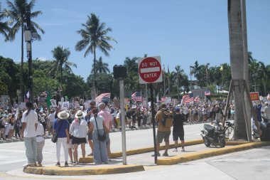 14 Haziran 2025, Miami, Florida, ABD: Miami 'deki Bisscayne Bulvarı' nda birçok anti-koz protestocusu bize karşı protesto gösterisi düzenledi, Donald Trump 'ın göçmenlik politikaları, otoriterciliği (niyi fote / the enews2)