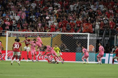Miami, Florida, ABD: 14 Haziran 2025 - oyuncular Al ahly FC ile Miami CF arasında oynanan futbol maçı sırasında Hard Rock Stadyumu 'nda düzenlenen Fifa Dünya Kulüpler Kupası' nın grup aşamasında top tartışması yaptılar. (niyi fote / the new ws2)