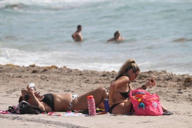 Babalar gününde Miami Hollywood sahilinde güneşli bir gün. 15 Haziran 2025, Miami, Florida, ABD: Miami 'deki Hollywood Plajı' nda güneşli pazar gününün erken saatlerinde insan dolaşımı. (niyi fote / the new ws2)