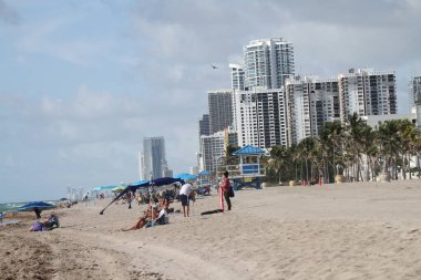 Babalar gününde Miami Hollywood sahilinde güneşli bir gün. 15 Haziran 2025, Miami, Florida, ABD: Miami 'deki Hollywood Plajı' nda güneşli pazar gününün erken saatlerinde insan dolaşımı. (niyi fote / the new ws2)