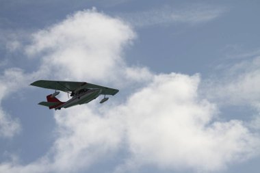 Hollywood plajında uçan amfibik bir uçak görülürken gülen martılar görülüyor. 15 Haziran 2025, Miami, Florida, ABD: Miami 'deki Hollywood plajında uçan amfibi uçaklar görüldü. (niyi fote / the new ws2)