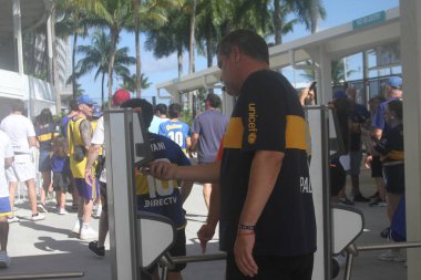 16 Haziran 2025, Miami, Florida, ABD: taraftarlar Miami 'deki Hard Rock Stadyumu' nda oynanan Fifa Dünya Kulüpler Kupası 'nın grup aşamasında Boca Jr ve sl Benfica arasında oynanan futbol maçından önce stadyuma girerler. (niyi fote\ theenews2)