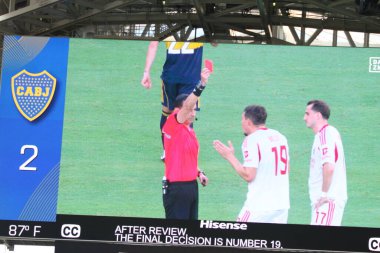 Miami, Florida, ABD: 16 Haziran 2025 - Acosta ayrton # 32 (boca) sarı kart alan Belotti Andrea # 19 (benfica) tarafından yaralandı.. 