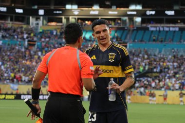 Miami, Florida, ABD: 16 Haziran 2025 - Acosta ayrton # 32 (boca) sarı kart alan Belotti Andrea # 19 (benfica) tarafından yaralandı.. 