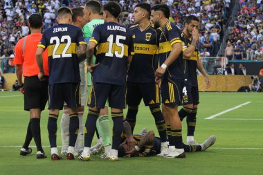 Miami, Florida, ABD: 16 Haziran 2025 - Acosta ayrton # 32 (boca) sarı kart alan Belotti Andrea # 19 (benfica) tarafından yaralandı.. 