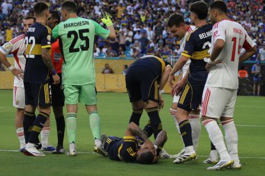 Miami, Florida, ABD: 16 Haziran 2025 - Acosta ayrton # 32 (boca) sarı kart alan Belotti Andrea # 19 (benfica) tarafından yaralandı.. 
