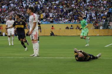 Miami, Florida, ABD: 16 Haziran 2025 - Acosta ayrton # 32 (boca) sarı kart alan Belotti Andrea # 19 (benfica) tarafından yaralandı.. 