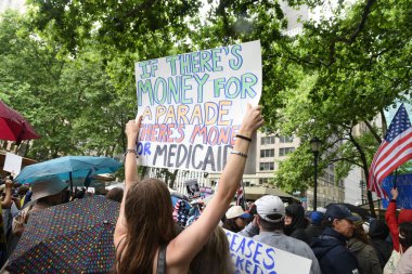 14 Haziran 2025, Miami, Florida, ABD: Miami 'deki Bisscayne Bulvarı' nda birçok anti-koz protestocusu, bize karşı protesto eylemi düzenledi. Başkan Donald Trump, göçmenlik politikaları, otoriterciliği (Victor m matos / the enews2)