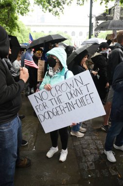 14 Haziran 2025, Miami, Florida, ABD: Miami 'deki Bisscayne Bulvarı' nda birçok anti-koz protestocusu, bize karşı protesto eylemi düzenledi. Başkan Donald Trump, göçmenlik politikaları, otoriterciliği (Victor m matos / the enews2)