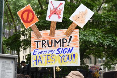 14 Haziran 2025, Miami, Florida, ABD: Miami 'deki Bisscayne Bulvarı' nda birçok anti-koz protestocusu, bize karşı protesto eylemi düzenledi. Başkan Donald Trump, göçmenlik politikaları, otoriterciliği (Victor m matos / the enews2)