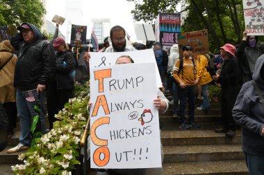 14 Haziran 2025, Miami, Florida, ABD: Miami 'deki Bisscayne Bulvarı' nda birçok anti-koz protestocusu, bize karşı protesto eylemi düzenledi. Başkan Donald Trump, göçmenlik politikaları, otoriterciliği (Victor m matos / the enews2)