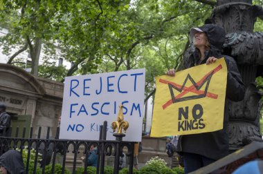 14 Haziran 2025, New York, New York, ABD: Bir protestocu, 14 Haziran 2025 'te New York' ta düzenlenen 