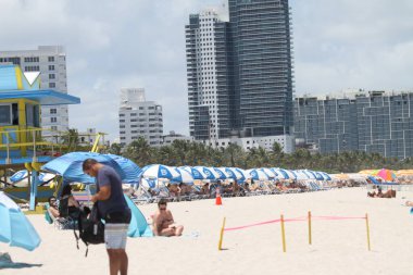 17 Haziran 2025, Miami, Florida, ABD: güneşli havanın tadını çıkarmak için Miami sahillerine akın eder; yüzmek, spor yapmak ve hatta çocuklar bile eğlenirken görülürler (niyi fote / thenews2)