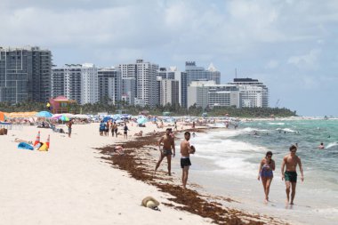 17 Haziran 2025, Miami, Florida, ABD: güneşli havanın tadını çıkarmak için Miami sahillerine akın eder; yüzmek, spor yapmak ve hatta çocuklar bile eğlenirken görülürler (niyi fote / thenews2)