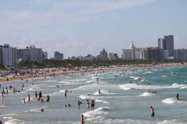 Güney sahili rıhtım noktası. 17 Haziran 2025, Miami, Florida, ABD: çocuklar da dahil olmak üzere yüzücülerin temiz suda yüzebileceği, piknik yapabileceği, spor yapabileceği, (niyi fote / theenews2)