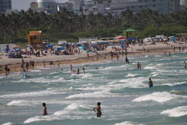 Güney sahili rıhtım noktası. 17 Haziran 2025, Miami, Florida, ABD: çocuklar da dahil olmak üzere yüzücülerin temiz suda yüzebileceği, piknik yapabileceği, spor yapabileceği, (niyi fote / theenews2)