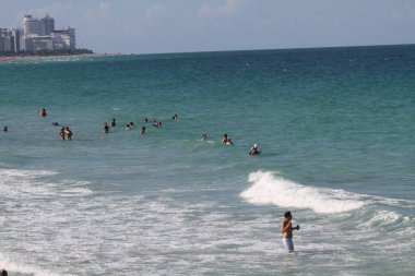 Güney sahili rıhtım noktası. 17 Haziran 2025, Miami, Florida, ABD: çocuklar da dahil olmak üzere yüzücülerin temiz suda yüzebileceği, piknik yapabileceği, spor yapabileceği, (niyi fote / theenews2)
