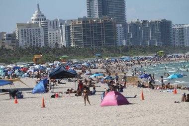 Güney sahili rıhtım noktası. 17 Haziran 2025, Miami, Florida, ABD: çocuklar da dahil olmak üzere yüzücülerin temiz suda yüzebileceği, piknik yapabileceği, spor yapabileceği, (niyi fote / theenews2)