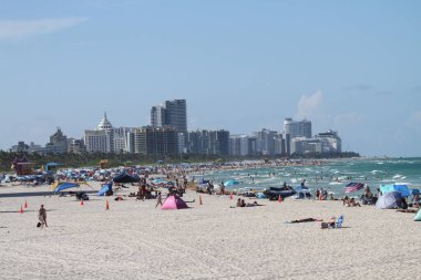 Güney sahili rıhtım noktası. 17 Haziran 2025, Miami, Florida, ABD: çocuklar da dahil olmak üzere yüzücülerin temiz suda yüzebileceği, piknik yapabileceği, spor yapabileceği, (niyi fote / theenews2)