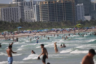 Güney sahili rıhtım noktası. 17 Haziran 2025, Miami, Florida, ABD: çocuklar da dahil olmak üzere yüzücülerin temiz suda yüzebileceği, piknik yapabileceği, spor yapabileceği, (niyi fote / theenews2)