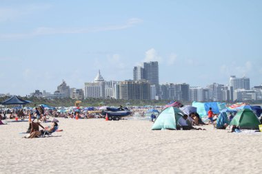 Güney sahili rıhtım noktası. 17 Haziran 2025, Miami, Florida, ABD: çocuklar da dahil olmak üzere yüzücülerin temiz suda yüzebileceği, piknik yapabileceği, spor yapabileceği, (niyi fote / theenews2)