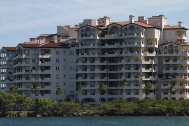 17 Haziran 2025, Miami, ABD: Jet gökyüzü ve yelkenli teknelerin güney noktasındaki iskele suyu boyunca hız becerilerini gösterirken (niyi fote / thews2)