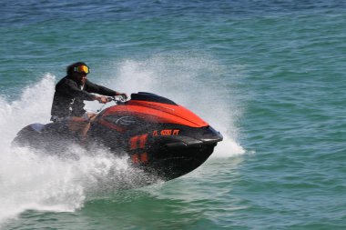 17 Haziran 2025, Miami, ABD: Jet gökyüzü ve yelkenli teknelerin güney noktasındaki iskele suyu boyunca hız becerilerini gösterirken (niyi fote / thews2)