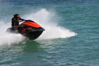 17 Haziran 2025, Miami, ABD: Jet gökyüzü ve yelkenli teknelerin güney noktasındaki iskele suyu boyunca hız becerilerini gösterirken (niyi fote / thews2)