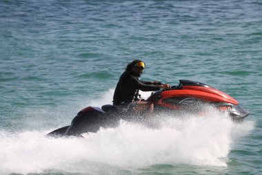 17 Haziran 2025, Miami, ABD: Jet gökyüzü ve yelkenli teknelerin güney noktasındaki iskele suyu boyunca hız becerilerini gösterirken (niyi fote / thews2)