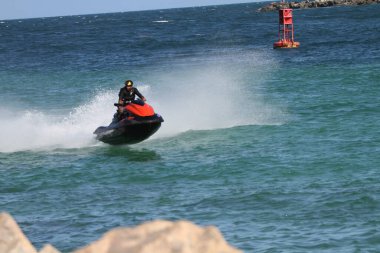 17 Haziran 2025, Miami, ABD: Jet gökyüzü ve yelkenli teknelerin güney noktasındaki iskele suyu boyunca hız becerilerini gösterirken (niyi fote / thews2)