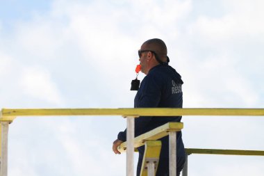 17 Haziran 2025, Miami, Florida, ABD: güneşli havanın tadını çıkarmak için Miami sahillerine akın eder; yüzmek, spor yapmak ve hatta çocuklar bile eğlenirken görülürler (niyi fote / thenews2)