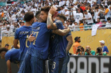 18 Haziran 2025, Miami, Florida, ABD Al Hilal 'in 8 numarası Ruben asla ceza almadı ve gerçek Madrid C.F. arasındaki futbol maçında takım arkadaşlarıyla kutlama yaptı. Ve al hilal in the group stage of fifa (niyi fote / the new ws2)