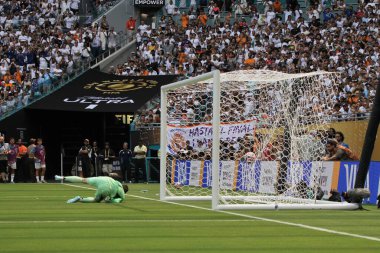 18 Haziran 2025, Miami, Florida, ABD Al Hilal 'in 8 numarası Ruben asla ceza almadı ve gerçek Madrid C.F. arasındaki futbol maçında takım arkadaşlarıyla kutlama yaptı. Ve al hilal in the group stage of fifa (niyi fote / the new ws2)