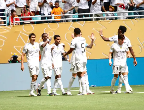 18 Haziran 2025, Miami, Florida, ABD gerçek Madrid 'li Garcia Gonzalo gerçek Madrid C.F. arasındaki futbol maçı sırasında takım arkadaşlarıyla sayı yaptı ve bunu kutladı. Ve Al Hilal, Fifa Dünya Kulüpler Kupası 'nın grup aşamasında (niyi fote / the new ws2)