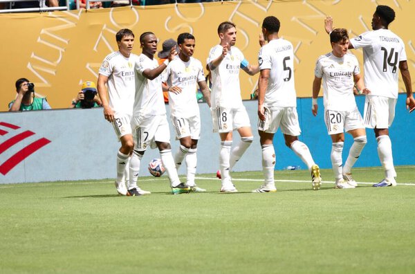 18 июня 2025, Майами, Флорида, США: Гарсия Гонсало реального Мадрид забил и празднует с товарищами по команде во время футбольного матча между реальным Мадрид C.F. И ал хилал на групповом этапе клубного чемпионата мира (niyi fote / thous2))