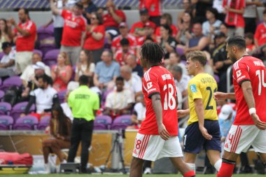 20 Haziran 2025, Orlando, Florida, ABD: barreiro leandro # 18 Benfica 'nın dördüncü golünü attı ve faz grubunda sl benfica ile Auckland fc arasında oynanan futbol maçında takım arkadaşlarıyla kutladı (niyi fote / theenews2)