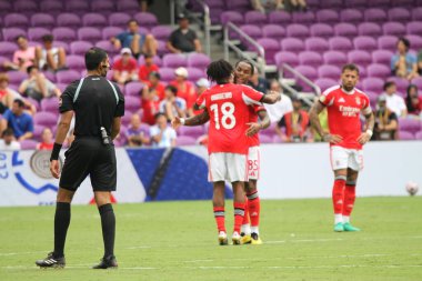 20 Haziran 2025, Orlando, Florida, ABD: barreiro leandro # 18 Benfica 'nın beşinci golünü attı ve faz grubunda sl benfica ile Auckland fc arasındaki futbol maçında takım arkadaşlarıyla kutlama yaptı (niyi fote / theenews2)