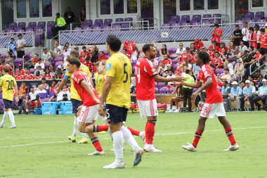 20 Haziran 2025, Orlando, Florida, ABD: barreiro leandro # 18 Benfica 'nın beşinci golünü attı ve faz grubunda sl benfica ile Auckland fc arasındaki futbol maçında takım arkadaşlarıyla kutlama yaptı (niyi fote / theenews2)