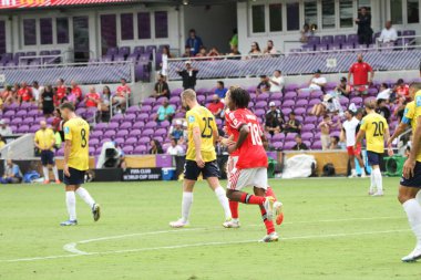 20 Haziran 2025, Orlando, Florida, ABD: barreiro leandro # 18 Benfica 'nın beşinci golünü attı ve faz grubunda sl benfica ile Auckland fc arasındaki futbol maçında takım arkadaşlarıyla kutlama yaptı (niyi fote / theenews2)