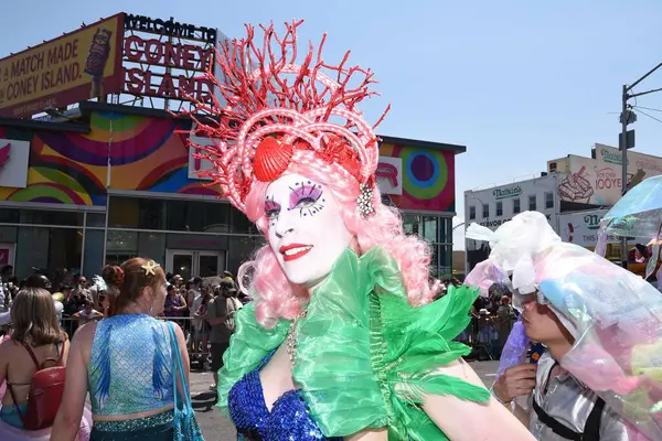 New York şehri 2025 Coney Adası deniz kızı günü geçidi Brooklyn 'de. New York, New York, ABD. 43. Geleneksel Denizkızı Geçidi saat tam 13: 00 'te gerçekleşti. (Victor m matos / the new ws2)